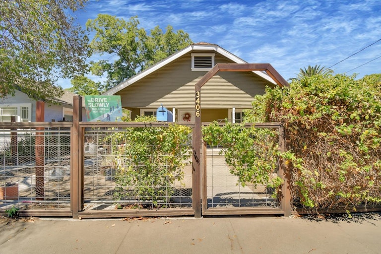 Photo 3 of 28 - 3406 40th St, Sacramento, CA 95817