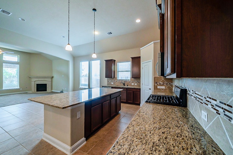 Photo 10 of 33 - 4820 Palomar Ln, League City, TX 77573