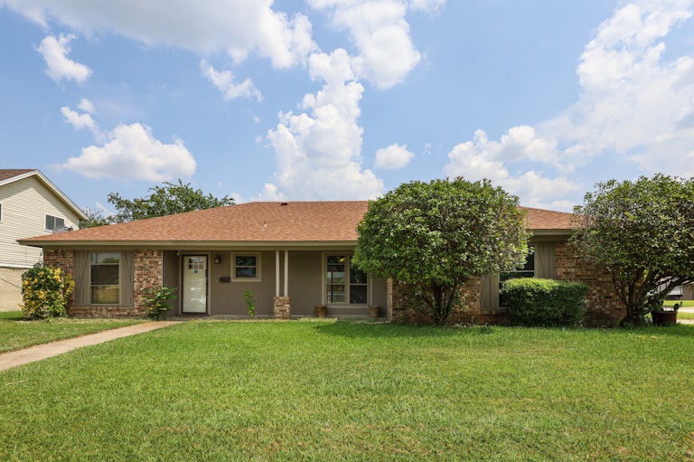 Photo 1 of 27 - 637 Barkridge Trl, Burleson, TX 76028