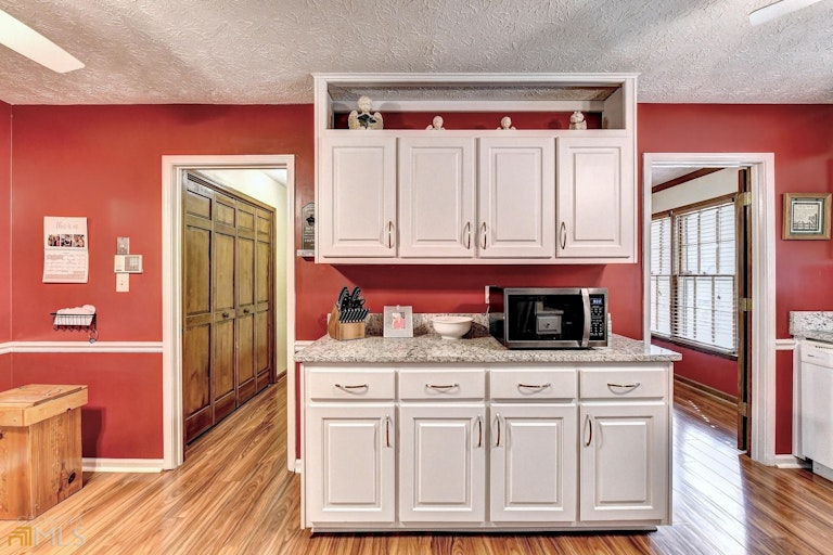 Photo 17 of 47 - 658 Shiloh Ct, Lawrenceville, GA 30044