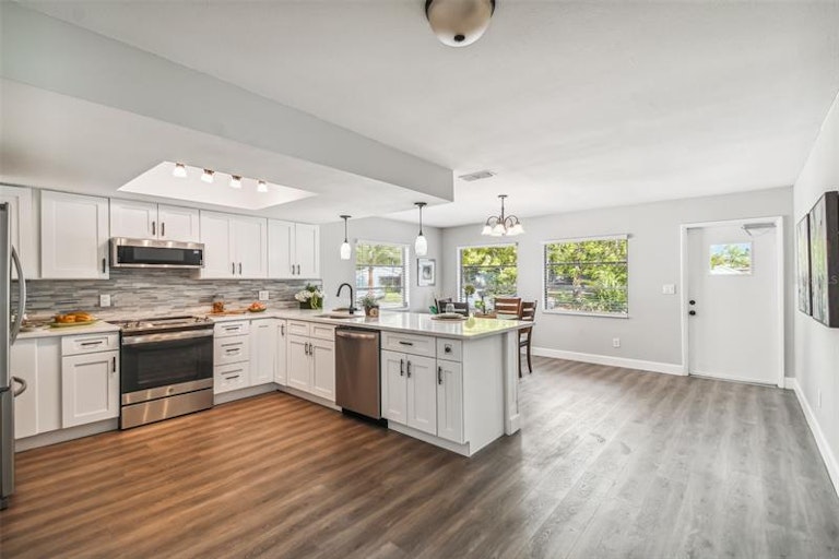 Photo 17 of 42 - 8010 Diagonal Rd N, Saint Petersburg, FL 33702