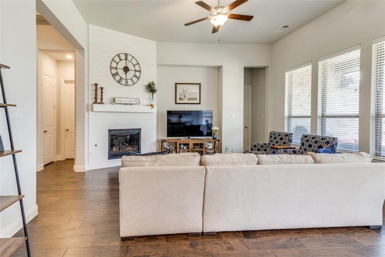 Photo 12 of 33 - 2404 Carrington Dr, Mansfield, TX 76063