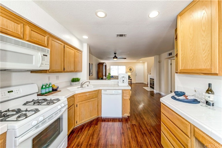 Photo 11 of 46 - 880 E Chestnut St, Anaheim, CA 92805