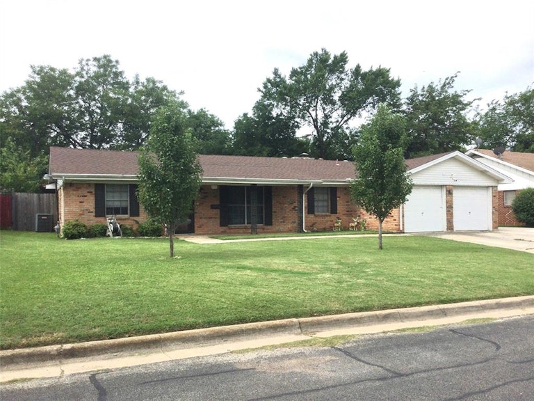 Photo 2 of 20 - 233 Georgian Rd, Fort Worth, TX 76134