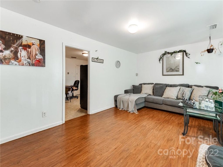 Photo 4 of 24 - 609 Fawnbrook Ln, Charlotte, NC 28217