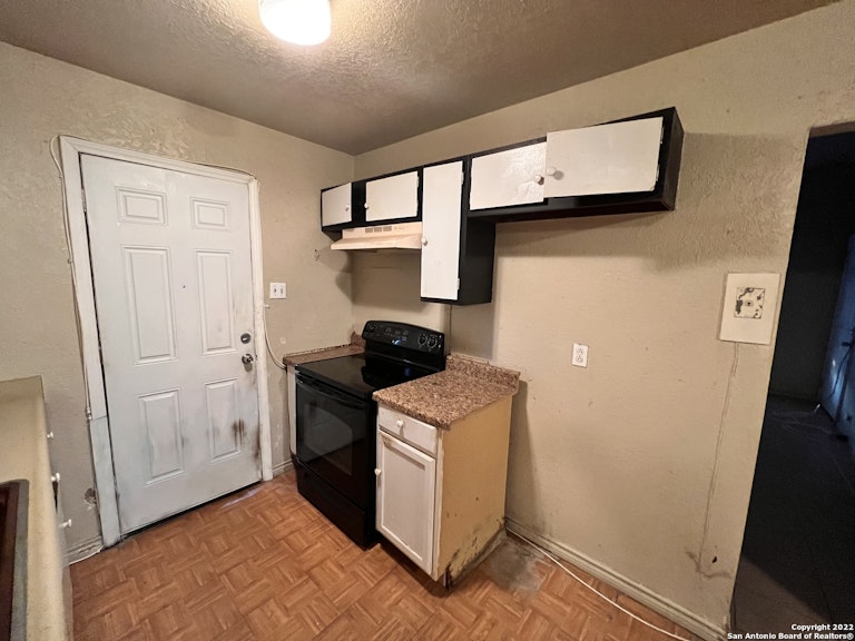 Photo 5 of 22 - 6134 Deer Valley Dr, San Antonio, TX 78242