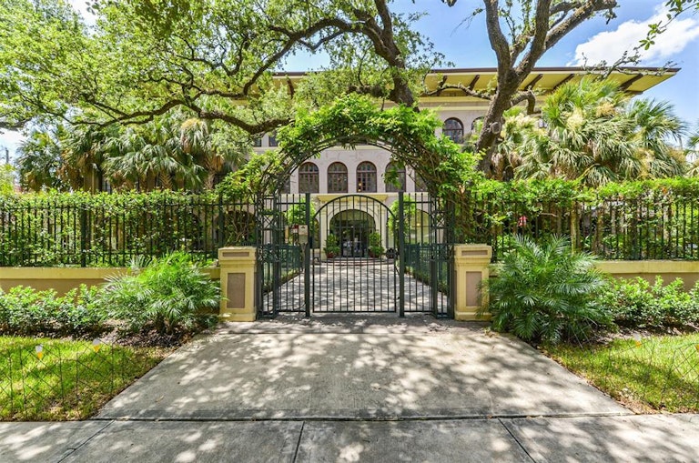 Photo 1 of 44 - 2700 Albany St #3B, Houston, TX 77006