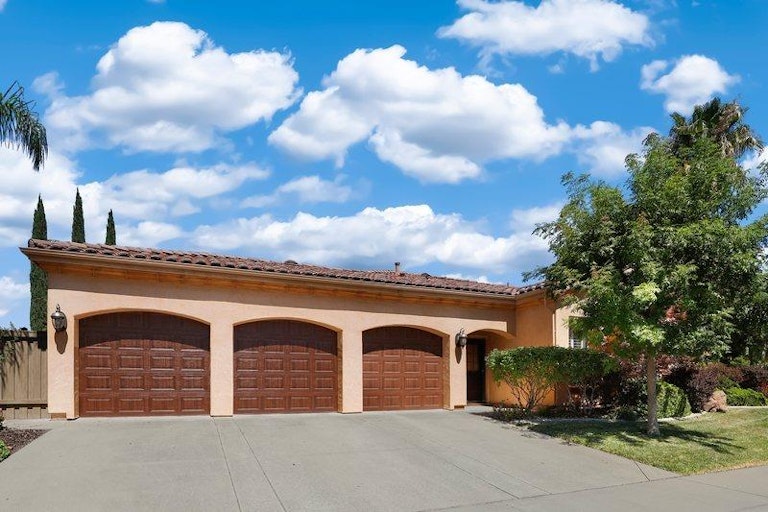 Photo 4 of 58 - 600 Barcelona Ct, Roseville, CA 95747