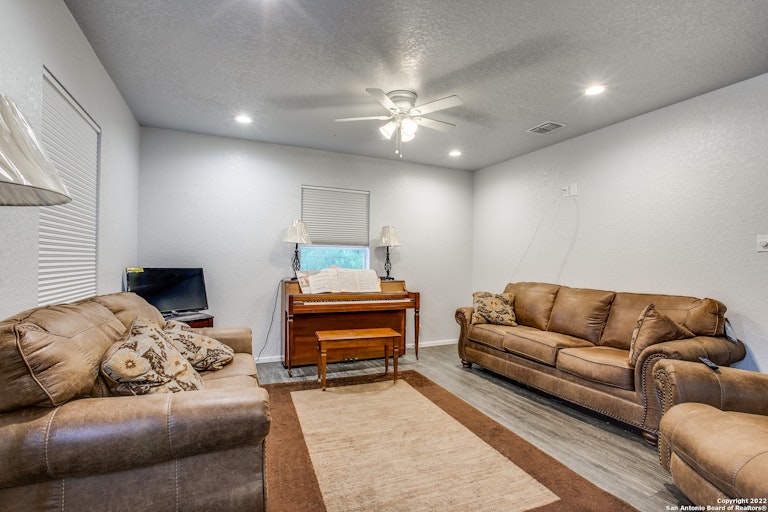 Photo 7 of 21 - 451 Ferris Ave, San Antonio, TX 78220