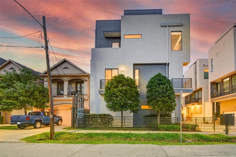 Photo 6 of 49 - 5638 Petty St Unit C, Houston, TX 77007