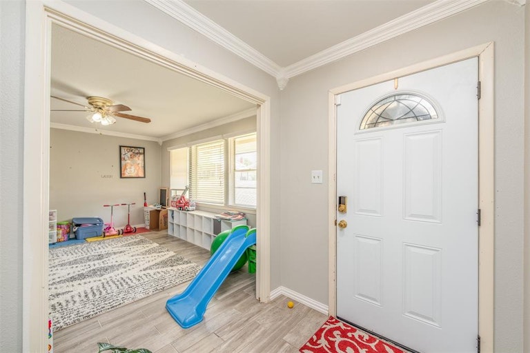 Photo 12 of 23 - 3805 Glenmont Dr, Fort Worth, TX 76133