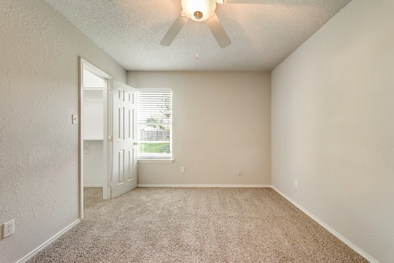 Photo 21 of 28 - 2039 Angelica Way, Dallas, TX 75217