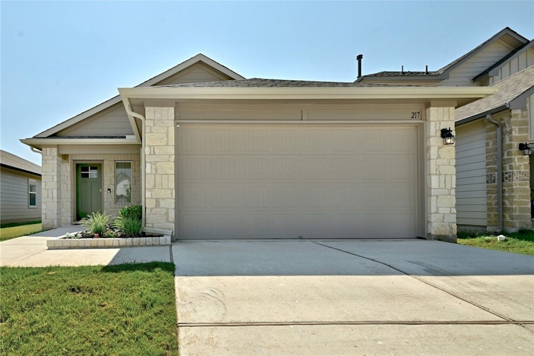 Photo 1 of 25 - 217 Baron Creek Trl, Bastrop, TX 78602