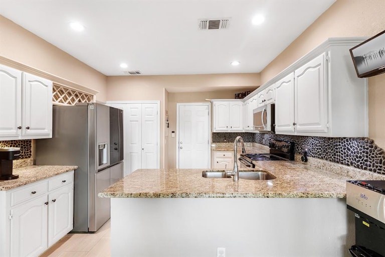 Photo 9 of 25 - 9001 Cumberland Dr, Irving, TX 75063