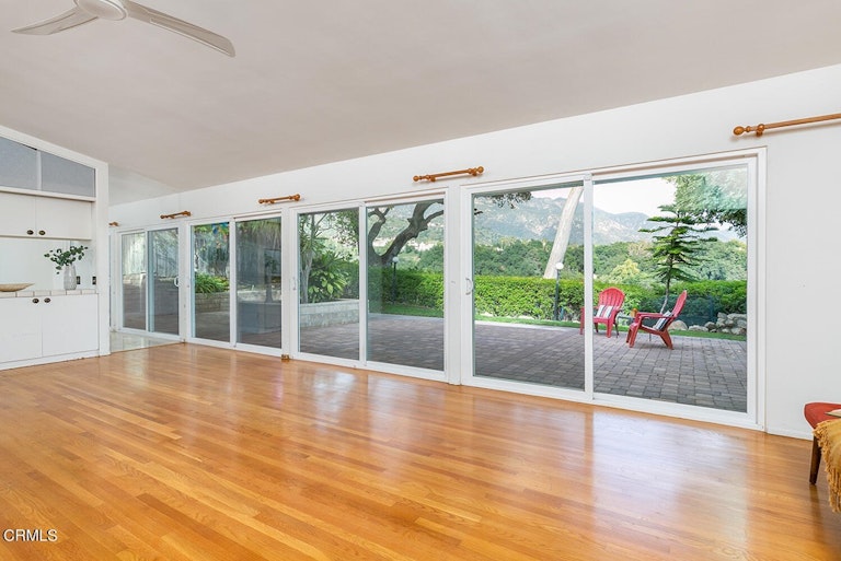 Photo 15 of 47 - 4050 Canyon Dell Dr, Altadena, CA 91001