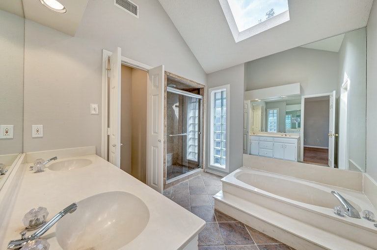 Photo 15 of 24 - 1848 Kings Canyon Cir, Fort Worth, TX 76134
