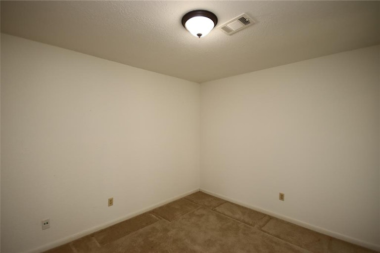 Photo 5 of 31 - 7507 Renmark Ln, Houston, TX 77070