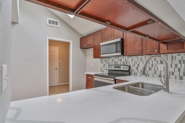 Photo 19 of 30 - 3711 Villa Glen Dr, Houston, TX 77088