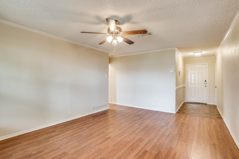 Photo 11 of 21 - 4015 Topaz Dr, Mesquite, TX 75150