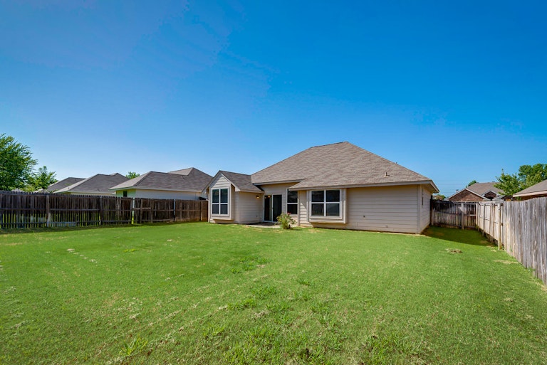 Photo 6 of 25 - 219 Quail Run, Aubrey, TX 76227