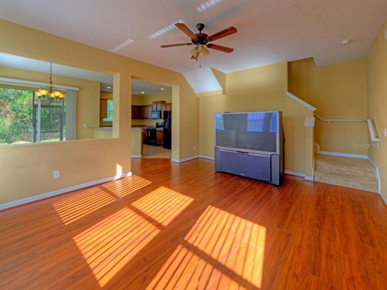 Photo 4 of 25 - 542 Penny Royal Pl, Oviedo, FL 32765