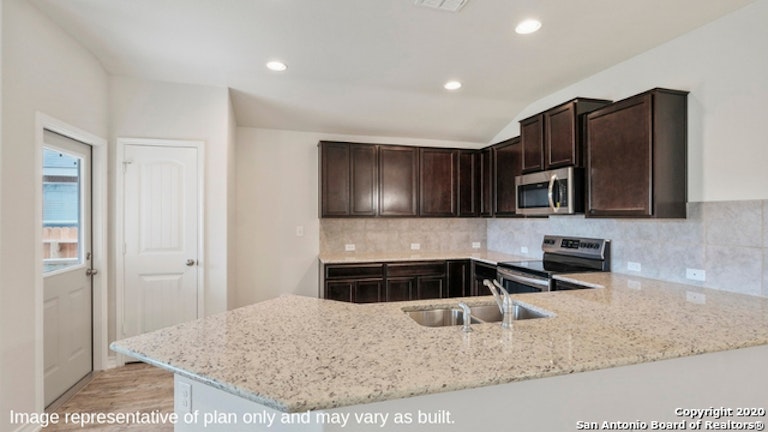 Photo 12 of 60 - 6831 Kingsley Edge, San Antonio, TX 78252