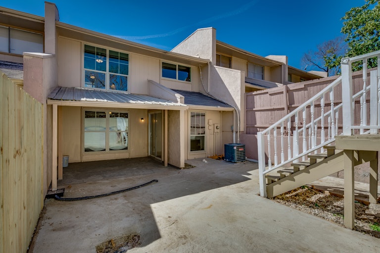 Photo 17 of 21 - 509 Valley Park Dr, Garland, TX 75043