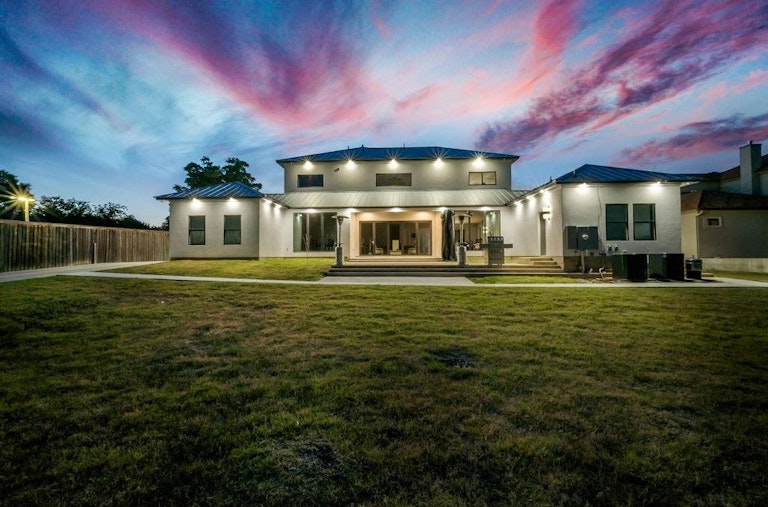 Photo 8 of 31 - 4806 Lynnacre Dr, Dallas, TX 75211