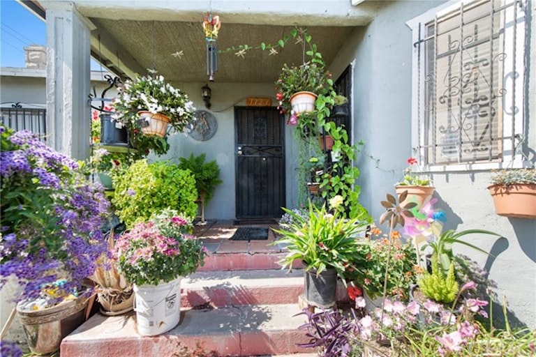 Photo 3 of 30 - 1123 E 80th St, Los Angeles, CA 90001