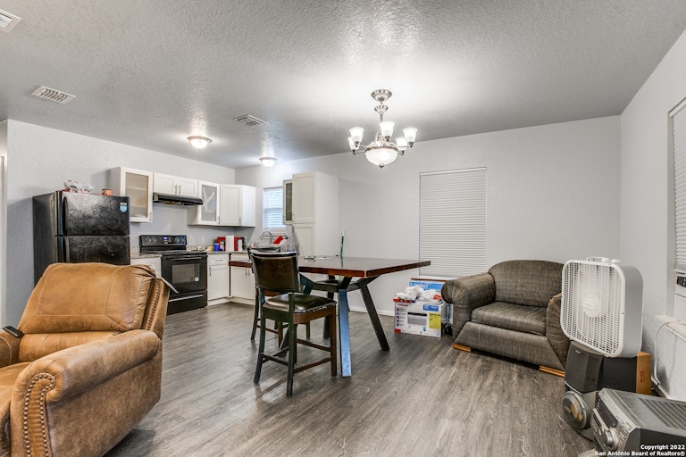 Photo 10 of 21 - 451 Ferris Ave, San Antonio, TX 78220