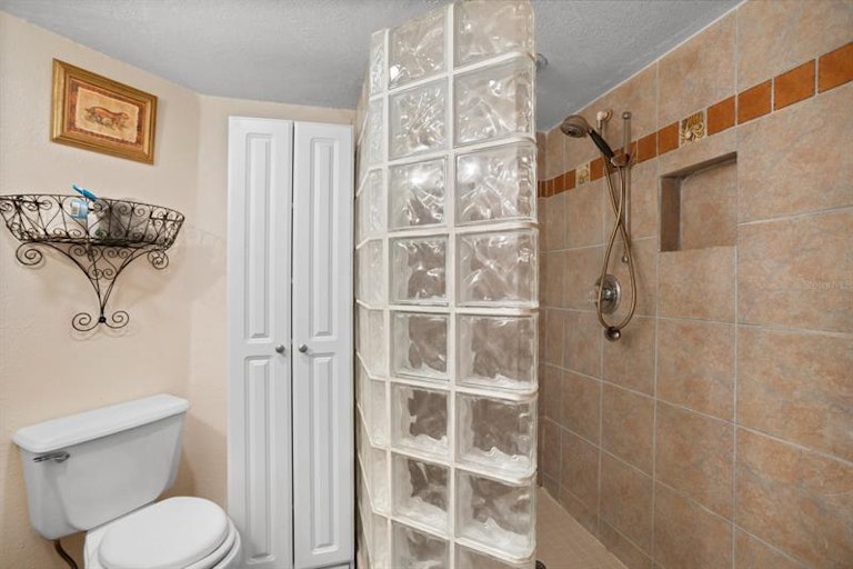 Photo 31 of 38 - 11549 58th St N, Pinellas Park, FL 33782