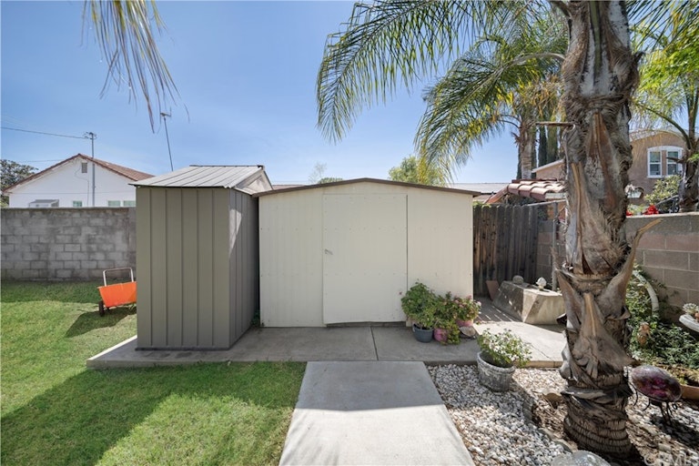 Photo 32 of 38 - 34273 Avenue E, Yucaipa, CA 92399