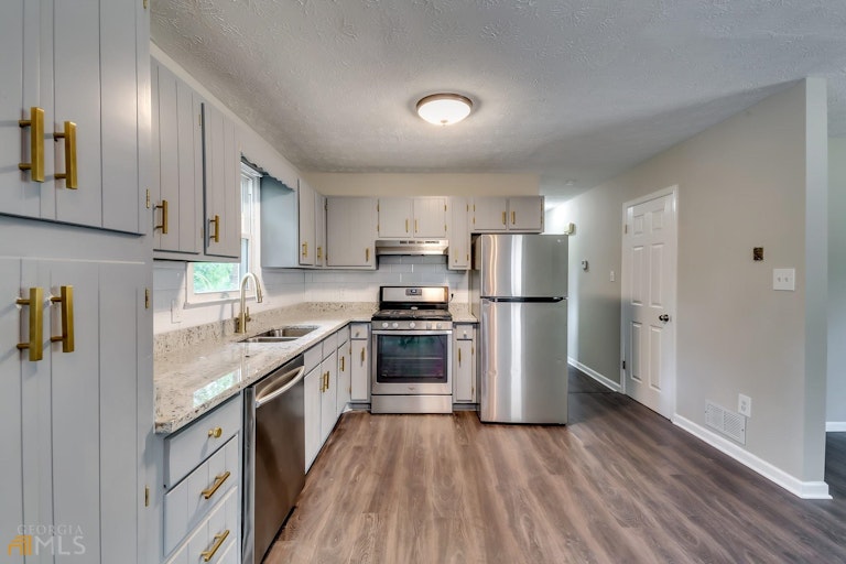 Photo 7 of 24 - 2920 NW Landmark Dr, Conyers, GA 30094
