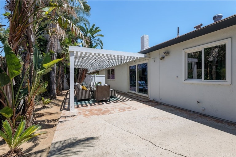 Photo 5 of 19 - 1721 N Oak Knoll Dr, Anaheim, CA 92807