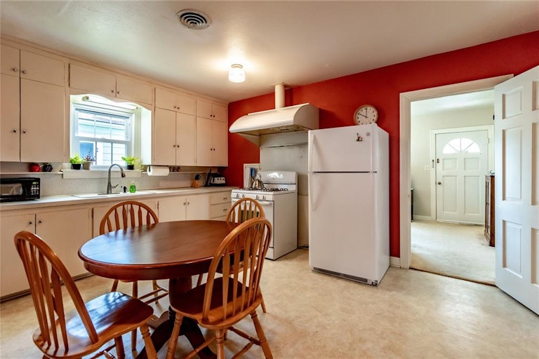 Photo 2 of 27 - 603 Coyle St, Garland, TX 75040