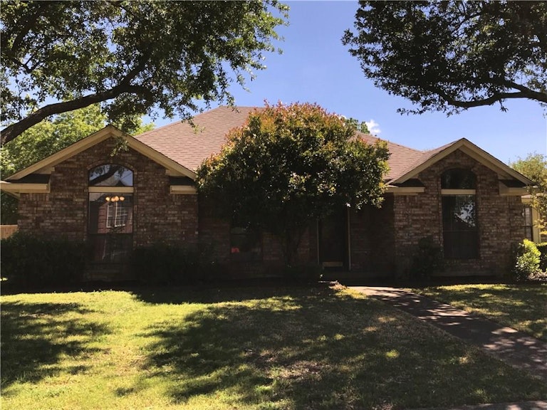 Photo 3 of 30 - 516 Tealridge Ln, Desoto, TX 75115