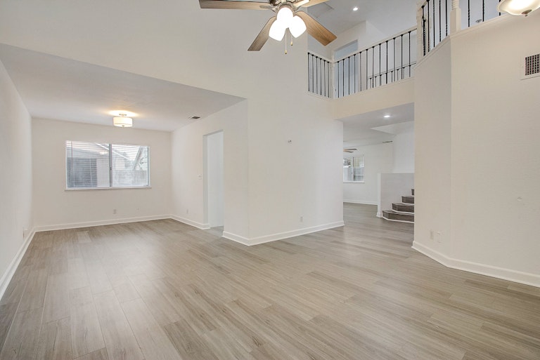 Photo 6 of 35 - 4052 Tawny Meadow Way, Antelope, CA 95843