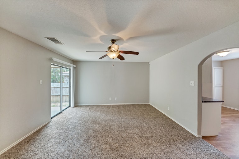 Photo 4 of 20 - 7374 Beckwood Dr, Fort Worth, TX 76112