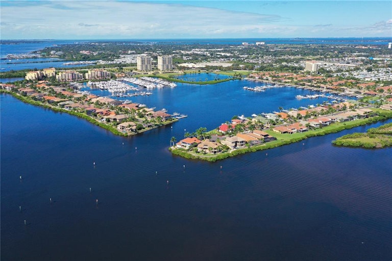 Photo 9 of 51 - 304 9th Ave E, Palmetto, FL 34221