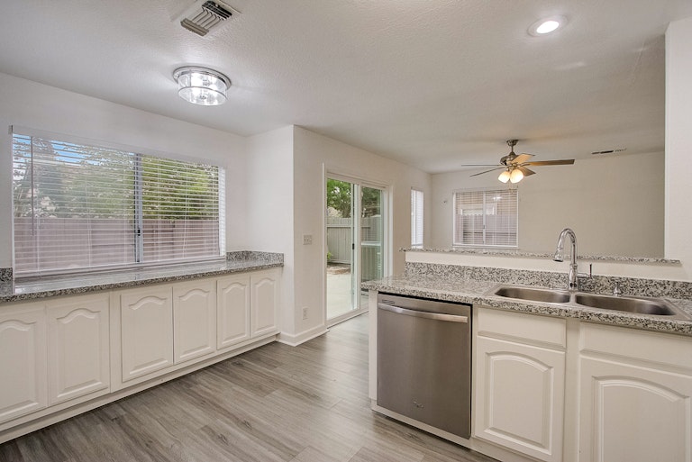 Photo 23 of 35 - 4052 Tawny Meadow Way, Antelope, CA 95843