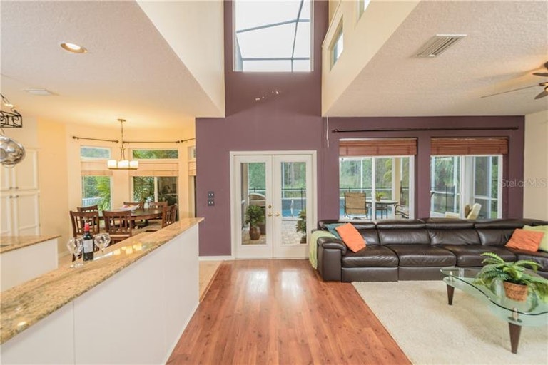 Photo 6 of 25 - 17941 Holly Brook Dr, Tampa, FL 33647