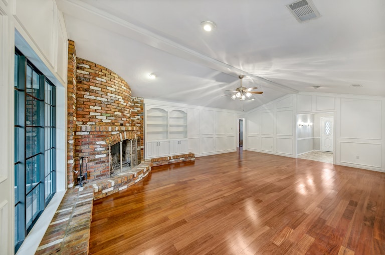 Photo 11 of 32 - 2233 Stafford Dr, Arlington, TX 76012