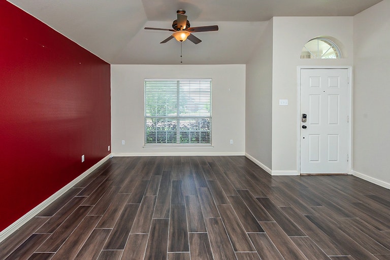 Photo 16 of 29 - 1141 High Knoll Dr, Midlothian, TX 76065