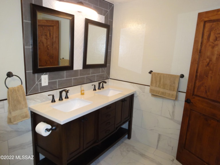 Photo 28 of 41 - 4540 E River Rd, Tucson, AZ 85718