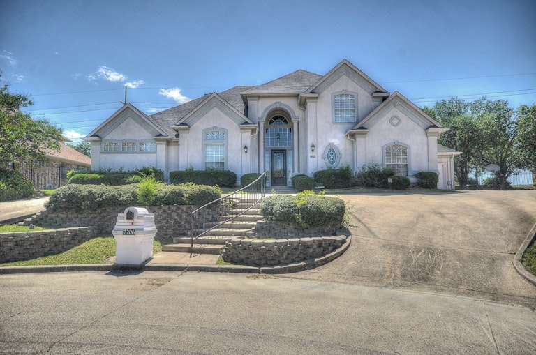 Photo 2 of 43 - 2206 Club Creek Cir, Garland, TX 75043