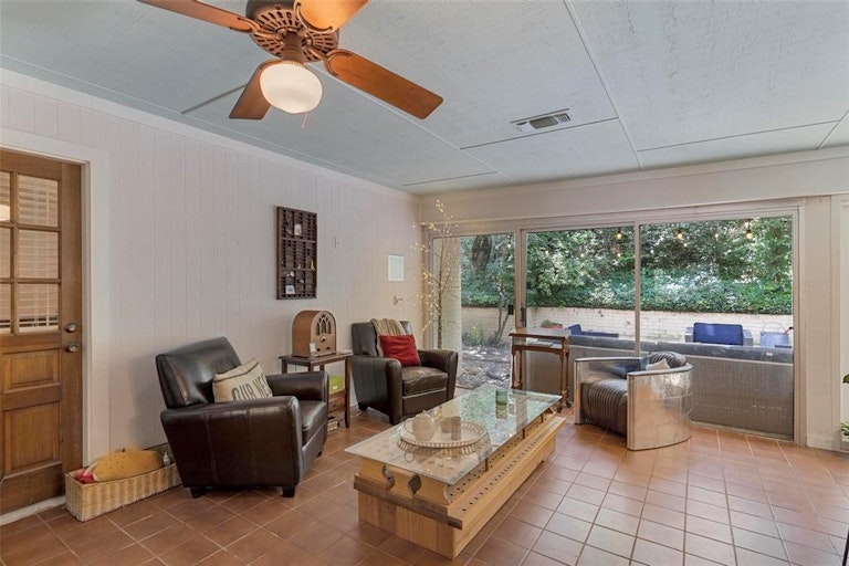 Photo 25 of 31 - 2405 Drawbridge Dr, Arlington, TX 76012