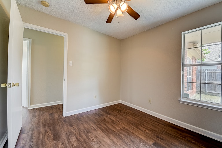 Photo 20 of 37 - 9032 Elbe Trl, Fort Worth, TX 76118
