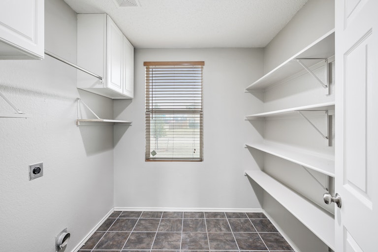 Photo 31 of 32 - 1300 Anna Lea Ln, Burleson, TX 76028