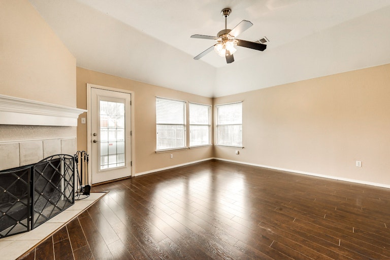 Photo 13 of 26 - 5524 Lawnsberry Dr, Fort Worth, TX 76137