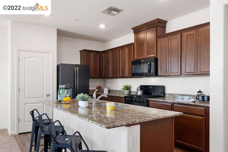Photo 3 of 26 - 5561 Glowhaven St, Marysville, CA 95901